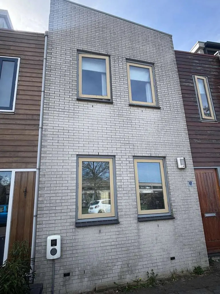 Bakstenen gevel van een rijtjeshuis — voor de reiniging