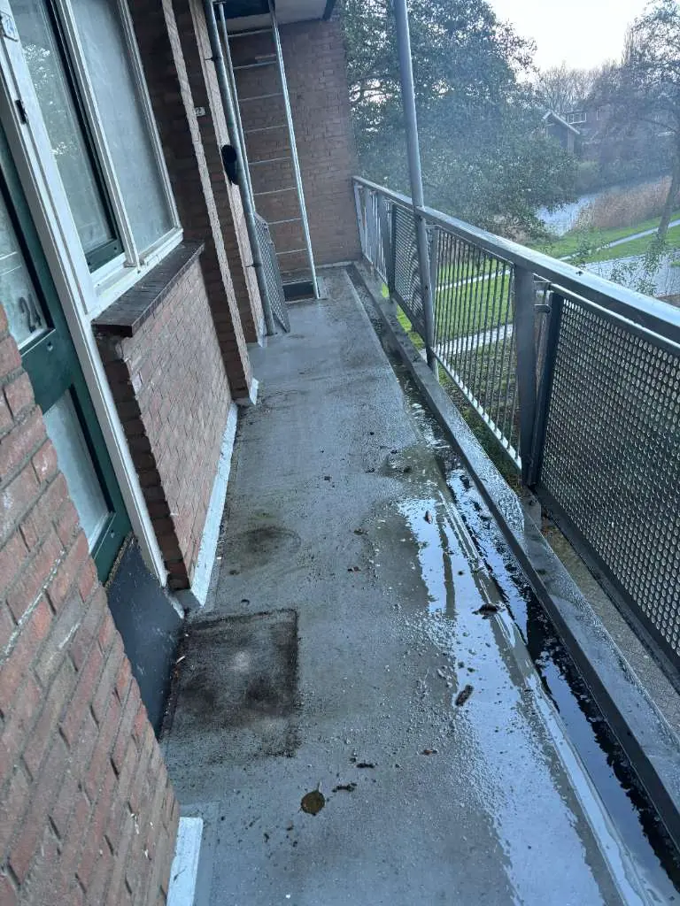 Galerij van een appartementencomplex in Krommenie — voor de reiniging