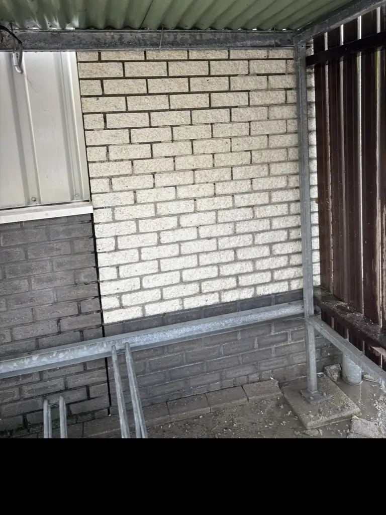 Hetzelfde metselwerk weer licht van kleur — na de reiniging