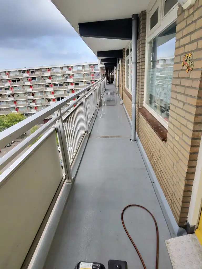Dezelfde galerij schoon en egaal — na de reiniging