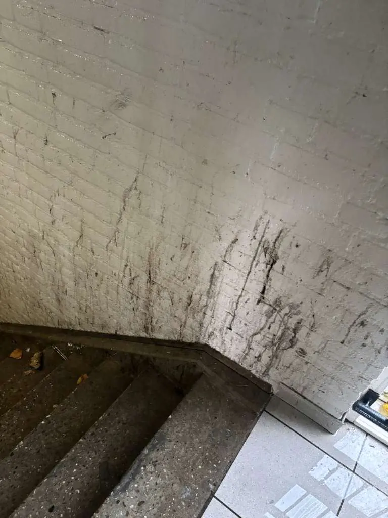 Trappenhal in een appartementencomplex — voor de reiniging